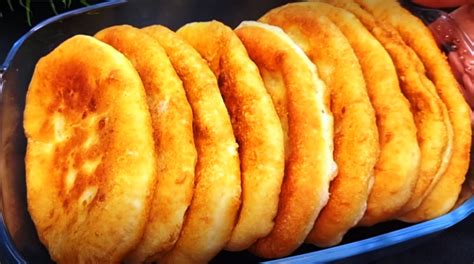Varškė ir kiti ingredientai ant stalo