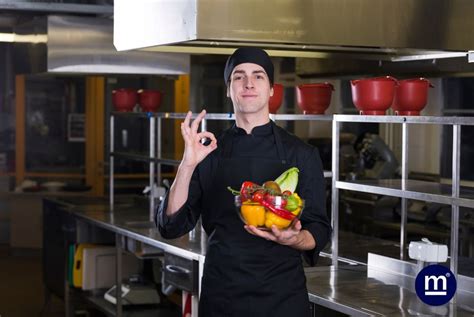 Virėjas ruošiantis maistą su tvarkingai išdėliotais ingredientais (Mise en place)