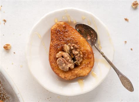 Įvairūs keptų kriaušių patiekimo variantai