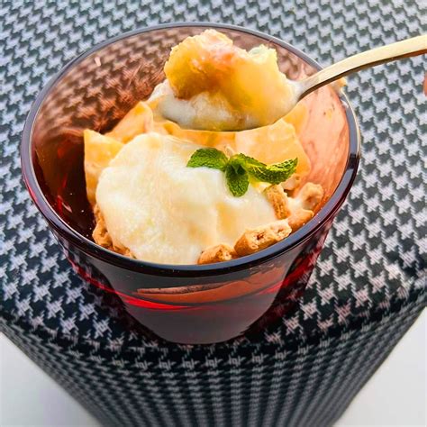 Alfo Ivanausko nuotr. Karamelizuotų bananų ir kriaušių desertas su ledais