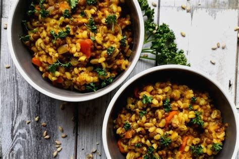 Perlinių kruopų ir daržovių nuotrauka