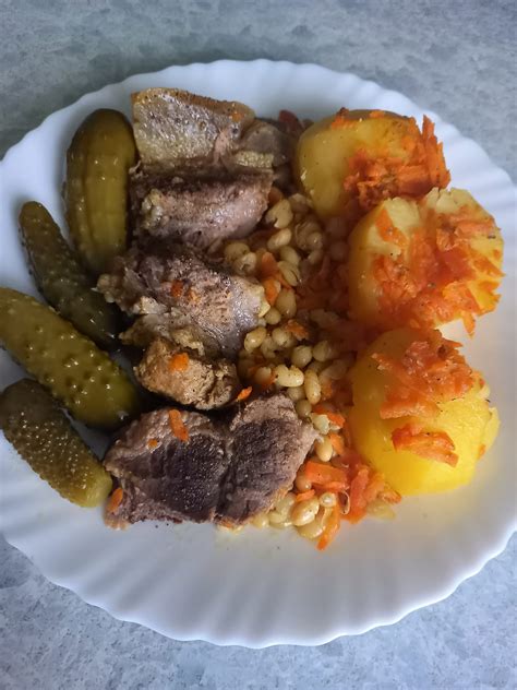 Iškepta jautienos sprandinė su daržovėmis puode
