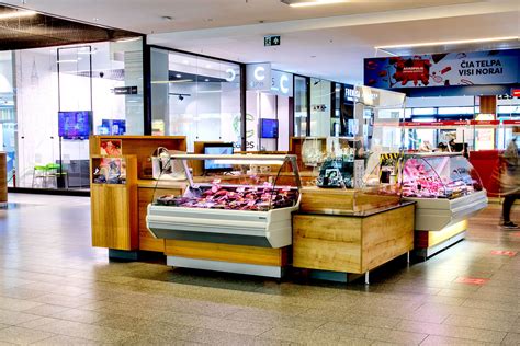 Asortimentas desertų dideliame prekybos centre