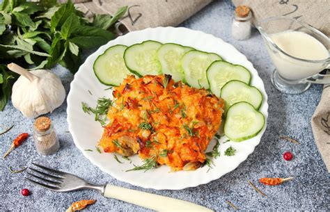 Vaizdas iš virtuvės su morkomis ir kepimo reikmenimis